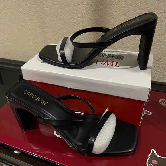 CARCUUME Shoes - Black Square-Toe Strappy Heel Sandals